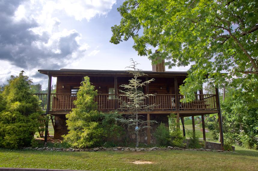 Smoky Trails Honeymoon Cabin in Wears Valley, TN - Heartland Cabin Rentals